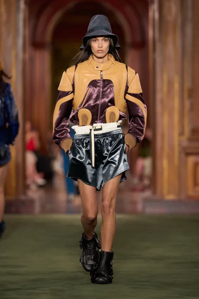 Look 15